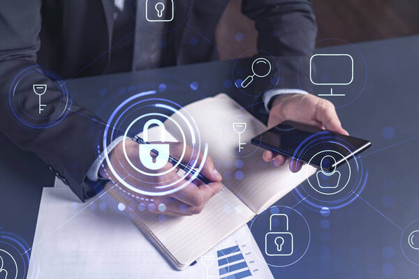 Программист записывает потребности клиентов в защите кибербезопасности от хакерских атак и сохранении конфиденциальных данных клиентов. С помощью смартфона. Иконки голограммы. Формальная одежда