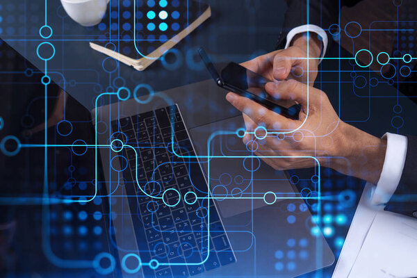 Программист держит в руках смартфон и тестирует инновационное приложение, чтобы предоставить совершенно новую услугу. Крупный план. Технологические голограммы. Концепция команды Дэва. Формальная одежда.