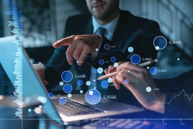 Resmi olarak iki meslektaş, kurumsal finans fonunda ticaret stratejisini optimize etmek için birlikte çalışıyorlar. Modern ofis arkaplanı üzerinde eski grafik hologramı