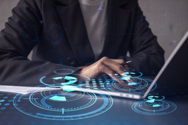 Dünyayı değiştirecek ve tamamen yeni bir hizmet sunacak yenilikçi bir yazılım yaratmak için klavyeyi yazan kadın. Yakın çekim. Hologram teknik grafikleri. Dev takım kavramı. Resmi giysi.