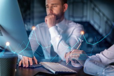 Resmi olarak iki meslektaş, kurumsal finans fonunda ticaret stratejisini optimize etmek için birlikte çalışıyorlar. Modern ofis arkaplanı üzerinde eski grafik hologramı
