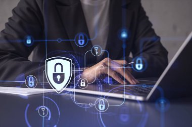 Bir kadın programcı bilgisayar üzerinden bir siber güvenliği korsan saldırılarından korumak ve müşterilerin gizli bilgilerini kaydetmek için kod yazıyor. Hologram simgelerini daktilo eden ellerin üzerine kilitle. Resmi giysi.