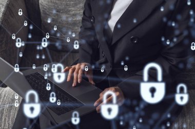 Bir kadın programcı bilgisayar üzerinden bir siber güvenliği korsan saldırılarından korumak ve müşterilerin gizli bilgilerini kaydetmek için kod yazıyor. Hologram simgelerini daktilo eden ellerin üzerine kilitle. Resmi giysi.