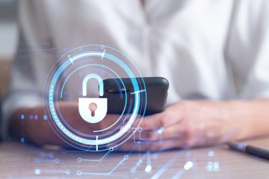 Bir kadın programcı, bir siber güvenliği bilgisayar korsanlarından korumak ve müşterilerinin gizli bilgilerini kaydetmek için akıllı telefonuyla internette geziniyor. Hologram simgelerini daktilo eden ellerin üzerine kilitle. Resmi giysi