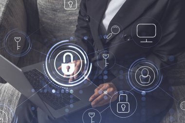 Bir kadın programcı bilgisayar üzerinden bir siber güvenliği korsan saldırılarından korumak ve müşterilerin gizli bilgilerini kaydetmek için kod yazıyor. Hologram simgelerini daktilo eden ellerin üzerine kilitle. Resmi giysi.