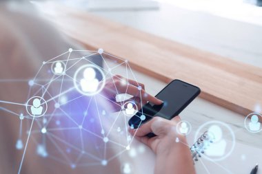 Uluslararası takımı işe alacak en iyi adayları bulmak için insan kaynakları uzmanı internette sosyal ağları tarıyor. Başarı kavramı. Ortam hologramı simgeleri.