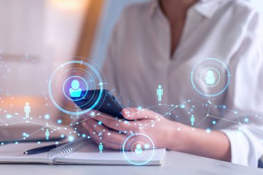 Uluslararası takımı işe alacak en iyi adayları bulmak için insan kaynakları uzmanı internette sosyal ağları tarıyor. Başarı kavramı. Ortam hologramı simgeleri.