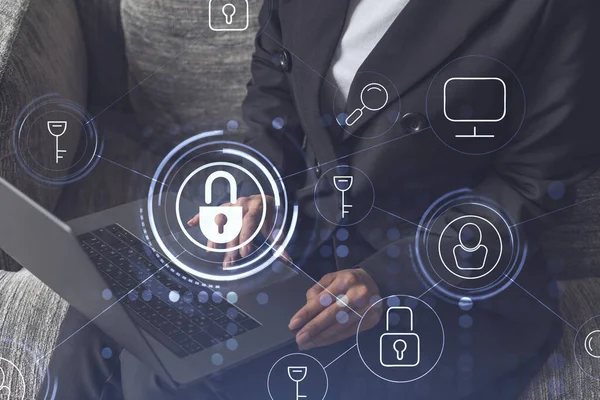 Bir kadın programcı bilgisayar üzerinden bir siber güvenliği korsan saldırılarından korumak ve müşterilerin gizli bilgilerini kaydetmek için kod yazıyor. Hologram simgelerini daktilo eden ellerin üzerine kilitle. Resmi giysi.