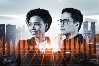 Çok uluslu şirket ekibindeki iki meslektaşımız risk ve yüksek teknolojili girişimler üzerine kafa yoruyor ve risk tahmini yapmaya ve olası gelir artışını tahmin etmeye çalışıyorlar. Singapur 'da hologram şeması.