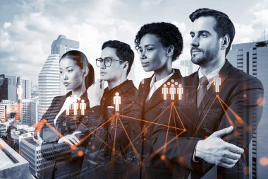 İş amaçlarına ulaşmak için sosyal medya pazarlama stratejisi üzerinde çalışan bir grup SMM uzmanı. Bangkok arkaplanı üzerinde hologram simgeleri.
