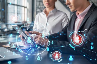 İş adamı ve iş kadını resmi olarak birlikte çalışarak uluslararası iş danışmanlığı için çalışacak yeni çalışanlar arıyorlar. HR ve sosyal medya simgeleri modern panoramik ofis geçmişi üzerine