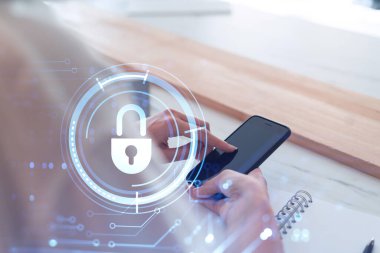 Bir kadın programcı, bir siber güvenliği bilgisayar korsanlarından korumak ve müşterilerinin gizli bilgilerini kaydetmek için akıllı telefonuyla internette geziniyor. Hologram simgelerini daktilo eden ellerin üzerine kilitle. Resmi giysi