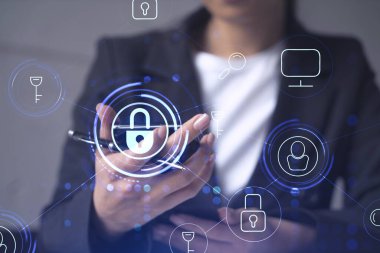 Bir kadın programcı, bir siber güvenliği bilgisayar korsanlarından korumak ve müşterilerinin gizli bilgilerini kaydetmek için akıllı telefonuyla internette geziniyor. Hologram simgelerini daktilo eden ellerin üzerine kilitle. Resmi giysi