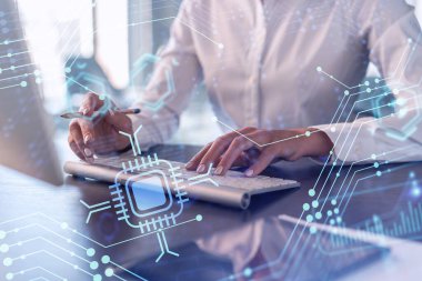 Dünyayı değiştirecek ve tamamen yeni bir hizmet sunacak yenilikçi bir yazılım yaratmak için klavyeyi yazan kadın. Yakın çekim. Hologram teknik grafikleri. Dev takım kavramı. Resmi giysi.