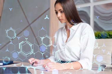 Resmi olarak çekici bir iş kadınının portresi belgelerle çalışırken ve yeni teknolojiler uygulayarak iş sürecini nasıl optimize edeceğini düşünürken yıpranır. Modern ofis geçmişi üzerinde yüksek teknoloji hologramları.