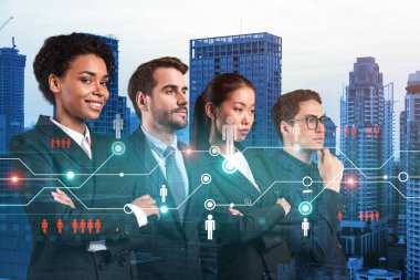 İş amaçlarına ulaşmak için sosyal medya pazarlama stratejisi üzerinde çalışan bir grup SMM uzmanı. Bangkok arkaplanı üzerinde hologram simgeleri.