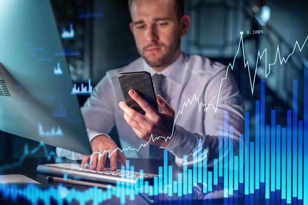 Uomo d'affari in abbigliamento casual utilizzando smartphone per ottimizzare la strategia di trading presso il fondo di finanza aziendale. Ologramma grafico Forex su sfondo ufficio moderno di notte — Foto Stock