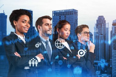 Bir grup iş arkadaşı araştırma ve geliştirme departmanındaki problemleri çözmek için yeni teknik yaklaşımlar bulmaya çalışıyor. Bangkok arka planında Fintech hologram simgeleri.