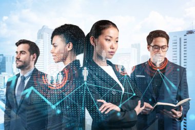İş amaçlarına ulaşmak için sosyal medya pazarlama stratejisi üzerinde çalışan bir grup SMM uzmanı. Bangkok arkaplanı üzerinde hologram simgeleri.