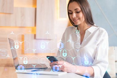 Beyaz gömlekli çekici bir iş kadını müşterileri korumak için siber güvenliği kontrol ediyor. IT hologramı modern ofis arkaplanının üzerine simgeleri kilitledi.