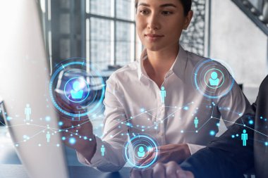 İş adamı ve iş kadını resmi olarak birlikte çalışarak uluslararası iş danışmanlığı için çalışacak yeni çalışanlar arıyorlar. HR ve sosyal medya simgeleri modern panoramik ofis geçmişi üzerine