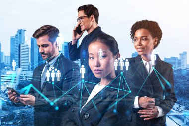 İş amaçlarına ulaşmak için sosyal medya pazarlama stratejisi üzerinde çalışan bir grup SMM uzmanı. Kuala Lumpur arkaplanı üzerinde hologram simgeleri.