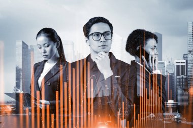 Yeni risk sermayesi ve yüksek teknoloji üzerinde çalışan bir grup iş arkadaşı riskleri tahmin etmeye ve olası kazanç artışlarını tahmin etmeye çalışıyor. Singapur arkaplanının hologram şeması.
