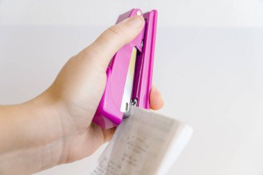 Kadın eli zımbalama faturalarını kapatın.