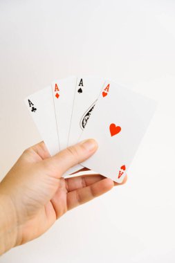 Beyaz arkaplanda elle izole edilmiş kartlar oynanıyor