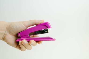 Mor bir zımba tutan el. Yakın plan.