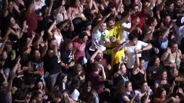 Tarragona Espanha Setembro Multidão Jovens Dançando Cantando Celebrando Festividades Santa — Vídeo de Stock