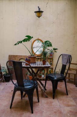 İki sandalye ve çiçekli bir kır masalı teras.