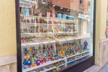 BARCELONA, İspanya 19 Temmuz: 19 Temmuz 2021 'de İspanya' nın Barcelona şehrinde bir oyuncak bebek dükkanının penceresi