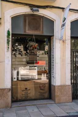 VİLAFRANCA DEL PENEDES, İSPAN, 19 HAZİRAN: 19 Temmuz 2021 'de İspanya' nın Barselona kentindeki bir kafede transfer tabelası