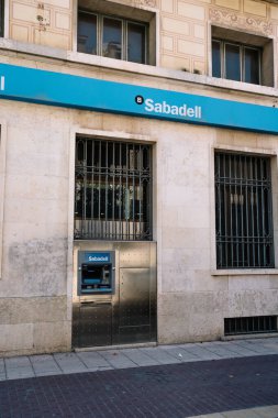 VİLAFRANCA DEL PENEDES, İSPA - 19 Temmuz 2021 'de İspanya' nın Vilafranca del Penedes kentinde, Sokağın dışındaki Sabadell bankasının ATM para makinesi