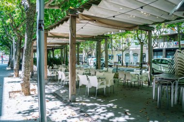 BARCELONA, İSPA 19 HAZİRAN: 19 Temmuz 2021 'de İspanya' nın Barselona kentinde meydana gelen koronavirüs salgınından dolayı boş bar terası