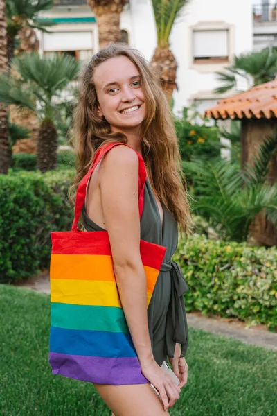 Vrouw lacht met een lgtbi tas — Stockfoto