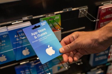 Barselona, İspanya - 8 Ağustos 2021: iTunes 'un iTunes hediye kartlarını dükkanda satışa sundu.