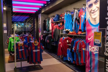 Barselona, İspanya, 8 Ağustos 2021: FC Barcelona bir alışveriş merkezinde