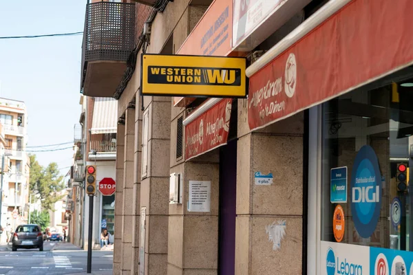 Barcelona, Espanha, 3 de agosto de 2021: cartaz da união de wester em uma loja — Fotografia de Stock