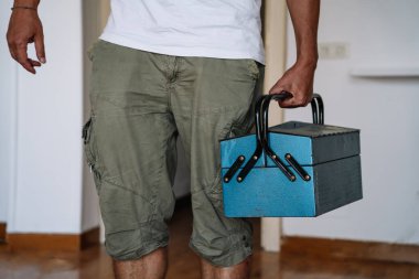 Tesisatçı, alet çantasıyla çalışmaya hazır.