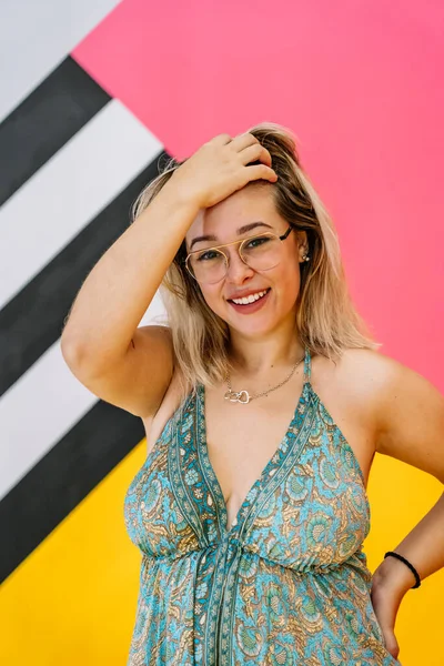Ragazza bionda con gli occhiali in posa con sfondo colorato — Foto Stock