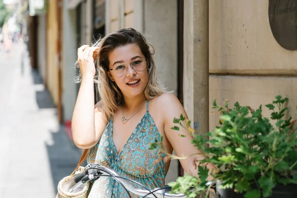 Fille marche dans la rue avec son vélo — Photo