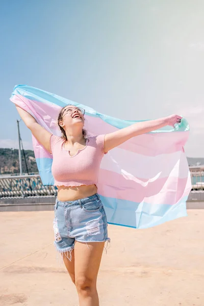 Femme transsexuelle avec drapeau trans, tenant un drapeau de fierté transgenre — Photo