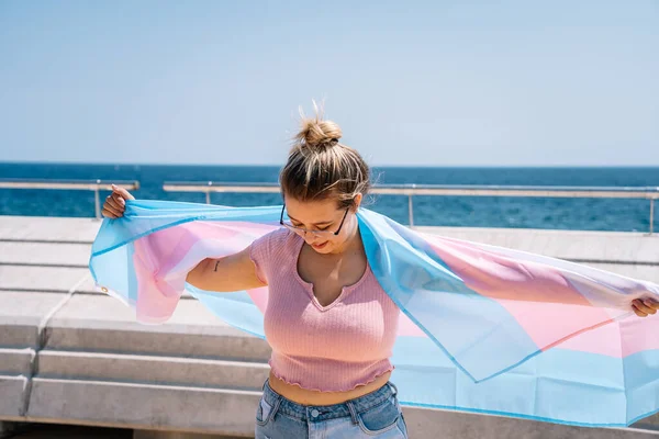Donna transessuale con bandiera trans, con una bandiera di orgoglio transgender — Foto Stock