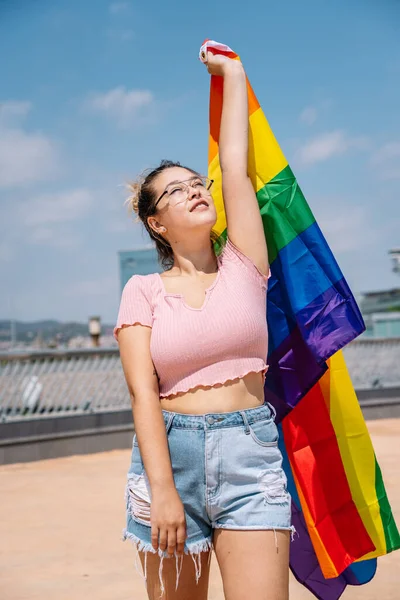 Giovane donna sventola bandiera lgbti — Foto Stock