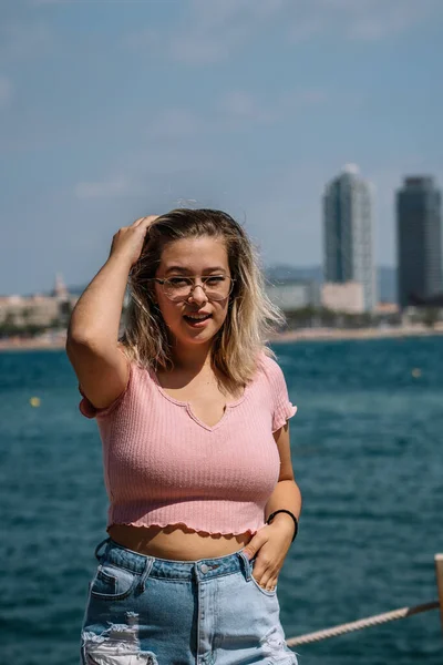 Giovane donna bionda in posa sulla spiaggia — Foto Stock