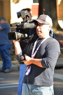 Westerville, Ohio 15 Ekim 2019: 2020 DNC münazarasının arifesinde Otterbein Koleji yakınlarında siyasi aday destekçileri ve protestocular. Videograf kampanya mitinginde protesto faaliyetlerini kaydetti.