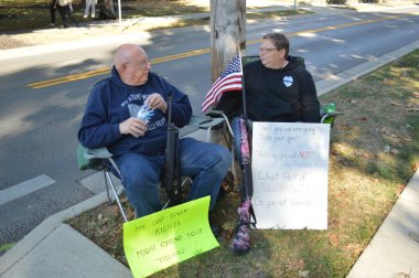 Westerville, Ohio 15 Ekim 2019: 2. Değişiklik, 2020 DNC münazarasının arifesinde Otterbein Koleji yakınlarında düzenlenen siyasi mitingde silah taşıma hakkını savunuyor..