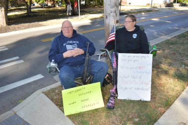 Westerville, Ohio 15 Ekim 2019: 2. Değişiklik, 2020 DNC münazarasının arifesinde Otterbein Koleji yakınlarında düzenlenen siyasi mitingde silah taşıma hakkını savunuyor..